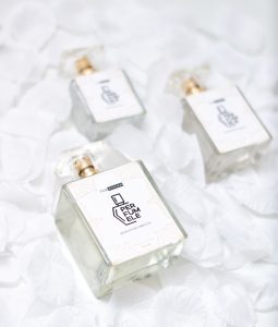 Trzy eleganckie flakony Perfumele na białych płatkach – najlepsze perfumy inspirowane i trwałe odpowiedniki zapachów EDP.