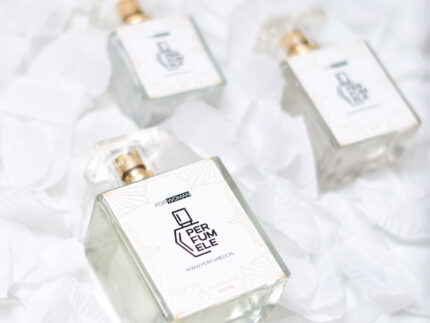 Trzy eleganckie flakony Perfumele na białych płatkach – najlepsze perfumy inspirowane i trwałe odpowiedniki zapachów EDP.