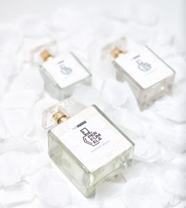 Trzy eleganckie flakony Perfumele na białych płatkach – najlepsze perfumy inspirowane i trwałe odpowiedniki zapachów EDP.