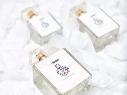 Trzy eleganckie flakony Perfumele na białych płatkach – najlepsze perfumy inspirowane i trwałe odpowiedniki zapachów EDP.