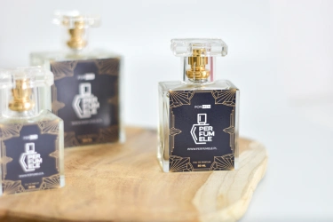 Trwałe męskie perfumy z ogonem w eleganckim flakonie na ciemnym tle