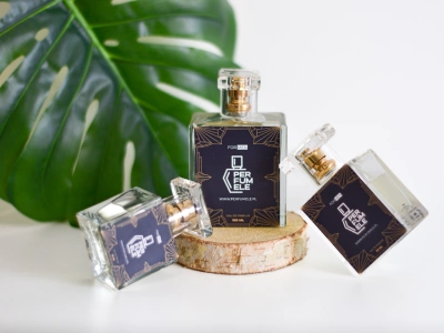 Jak kupić perfumy przez internet bezpiecznie flakon i laptop