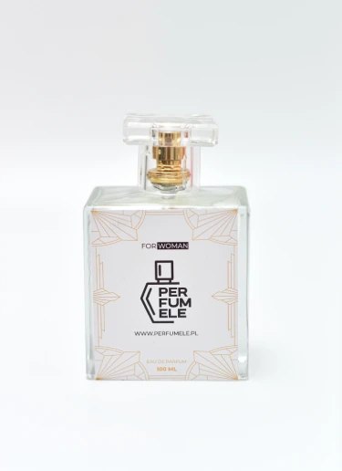 Elegancki flakon perfum damskich a kupowanie perfum online w ciemno