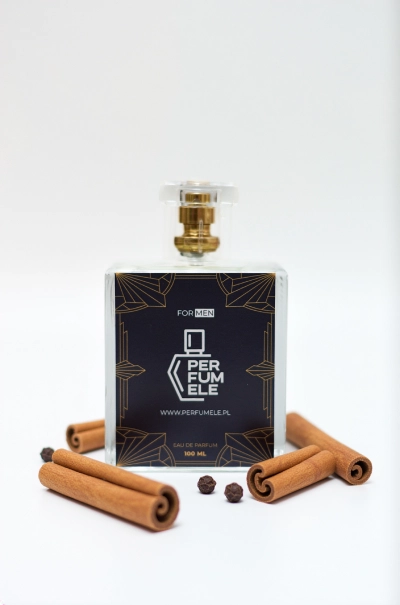 Nuty przyprawowe w perfumach męskich flakon i cynamon.